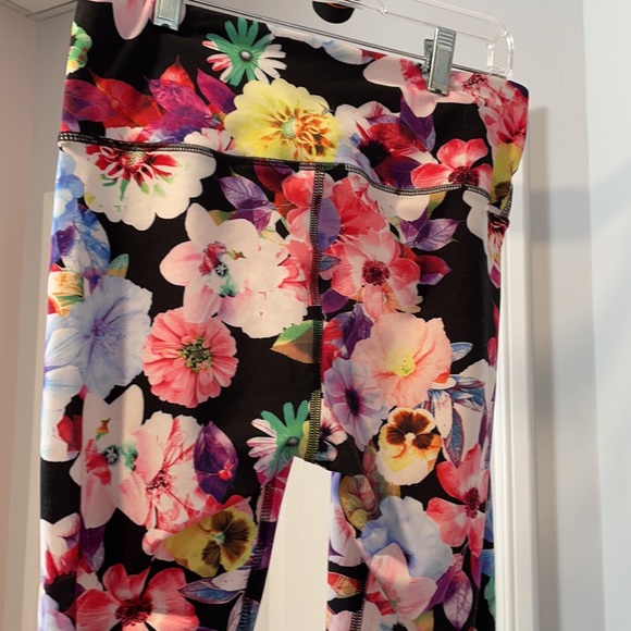 Old Navy Active floral leggings - Picture 3 of 4